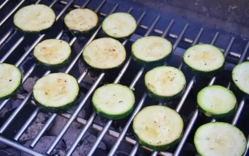 Gegrilde courgette van BBQ of Grill