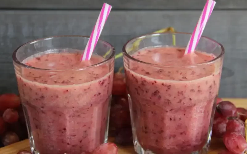 Smoothie met rode druif en ananas