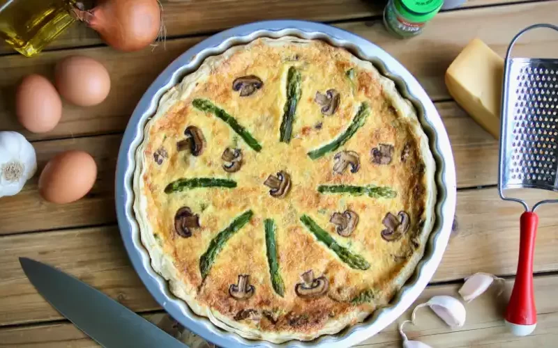 Quiche met groene asperges en champignons
