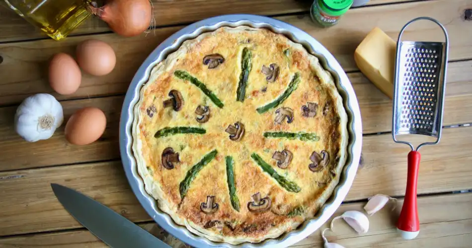 Quiche met groene asperges en champignons 950x500