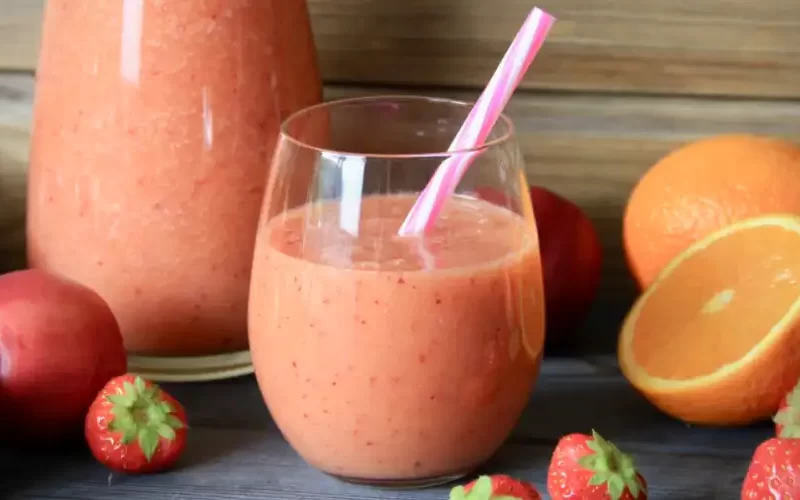 Smoothie met nectarine, aardbei en sinaasappel