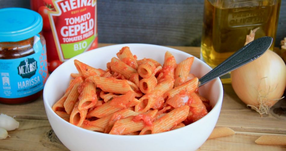 Snelle pasta met tomaat ui en harissa Uitgelicht