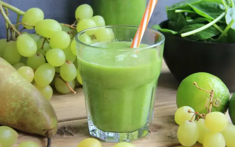 Peer, spinazie, druiven, limoen smoothie