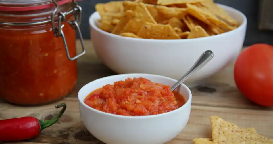 Rode salsa met tomaat en paprika recept 950x500