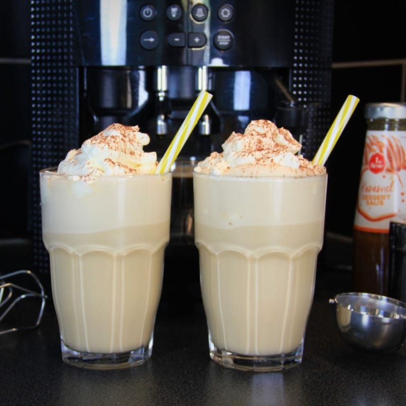 oken met koffie - Espresso karamel milkshake recept 800x800