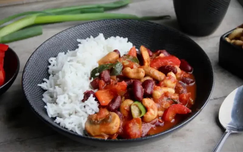 Milde curry met bonen en champignons