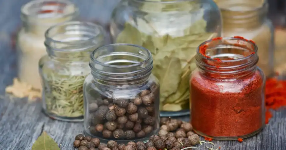 Welke kruiden passen goed bij alledaagse recepten potjes 950x500