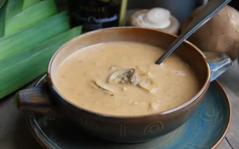 Mosterdsoep met champignons en prei