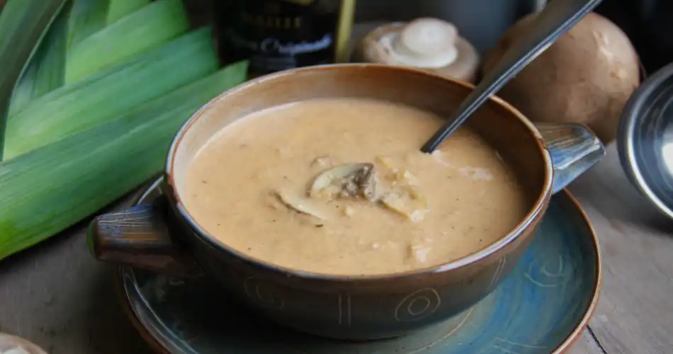 Mosterdsoep met champignons en prei 950x500