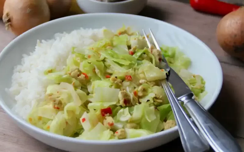 Spitskool roerbakken met ei en rijst