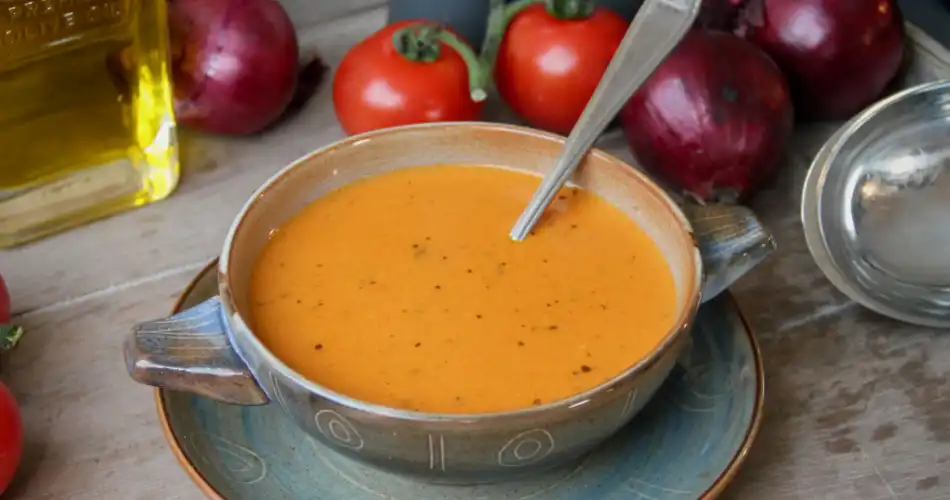 Tomatensoep met pesto en mascarpone recept okt 2023 950x500