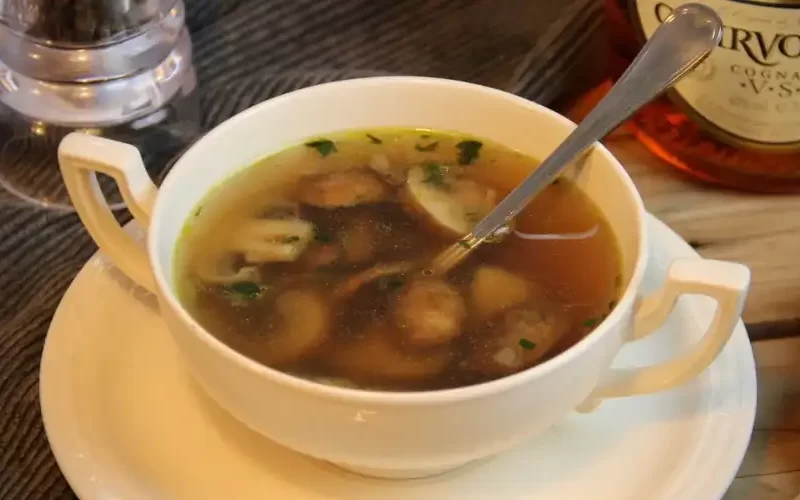 Heldere champignonsoep met knoflook en tijm