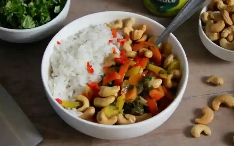 Thaise curry met groenten en cashewnoten