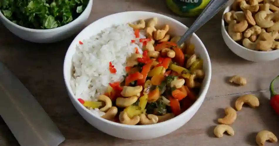 Thaise curry met groenten en cashewnoten recept dec 2023 950x500