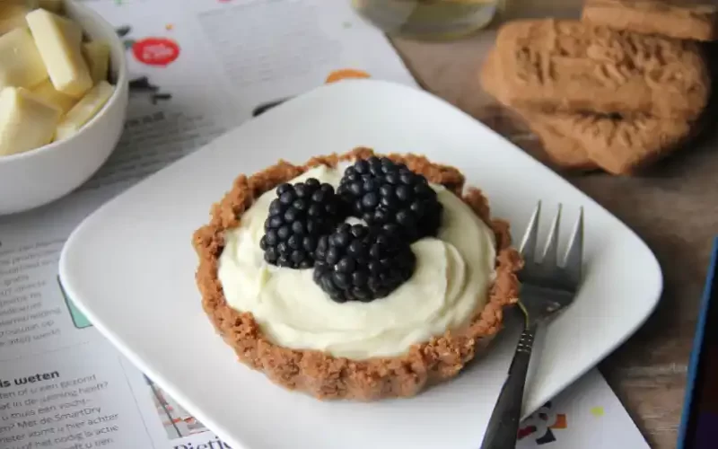 Mini cheesecakes met speculaas en bramen