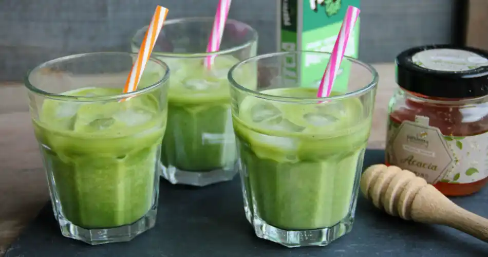 Iced matcha latte recept 950x500