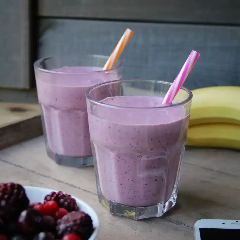 Ontbijtsmoothie met banaan en bosvruchten 800x800