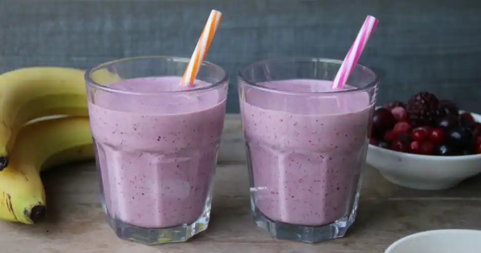 Ontbijtsmoothie met banaan en bosvruchten 950x500